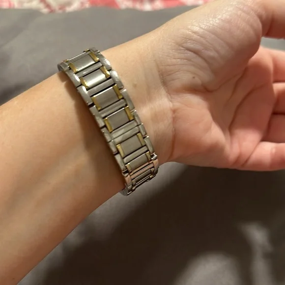 Bulova silver/ gold watch - Picture 5 of 6